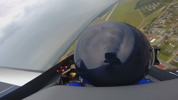 POV av biträdande pilot flyger i sport plan över fältet, extrem hobby, sport — Stockvideo