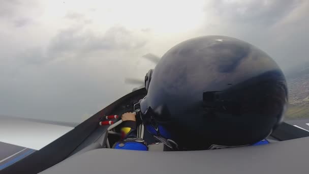 Voo adrenalina em avião de caça, POV de piloto experiente olhando passageiro — Vídeo de Stock