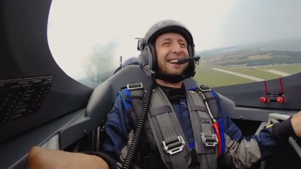 Pasajero emocionado del avión deportivo riéndose truco de bucle, emociones inolvidables — Vídeo de stock