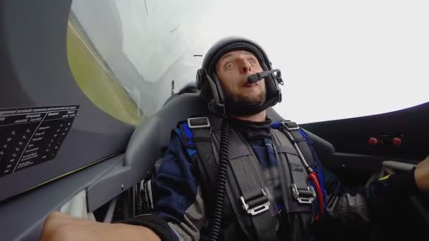 Voo super extremo com loop, passageiro masculino mostrando polegares para cima no cockpit — Vídeo de Stock
