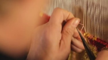 Deneyimli kadın el yapımı halılar, craftship ve eski gelenekleri dokuma