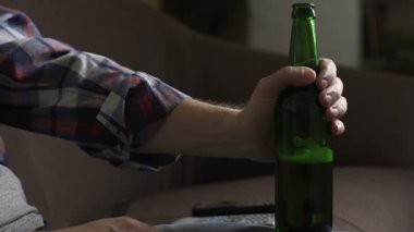Kanepede oturup, bira içiyor ve sorunlar, arıza hakkında düşünme adam üzgün