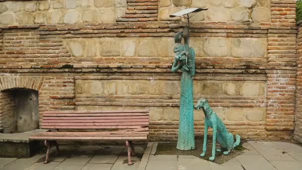 Bella statua della signora con bambino e cane in zona tranquilla Georgia, visite turistiche — Video Stock