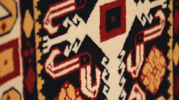 Vue sur les beaux tapis faits à la main de couleur, les traditions et la culture de Géorgie — Video