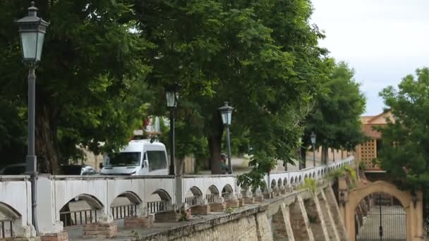 Coches y personas en el antiguo puente de piedra en Georgia, arquitectura turística — Vídeo de stock