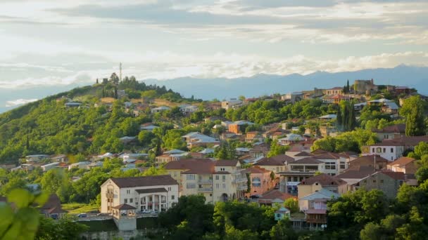 Vista aérea da aldeia georgiana no fundo das majestosas montanhas caucasianas — Vídeo de Stock