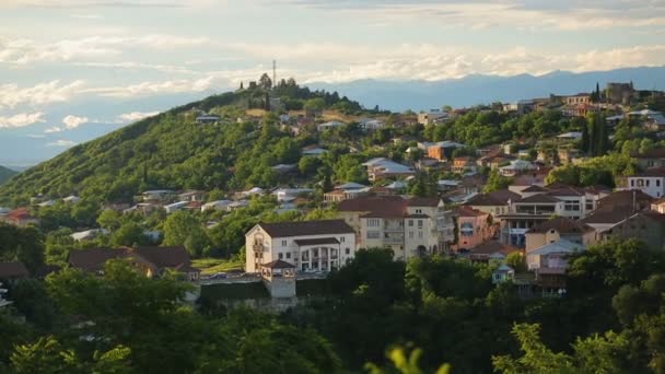 Casas de pueblo georgianas con árboles verdes en el fondo de las montañas, ciudad Signagi — Vídeos de Stock