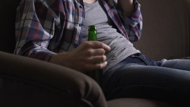 Betrunkener Tyrann sitzt auf Sofa und telefoniert, schreit Ehefrau an, Scheidung — Stockvideo