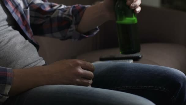 Desperdiciado sofá sentado masculino y beber cerveza, alcoholismo y depresión, problema — Vídeos de Stock