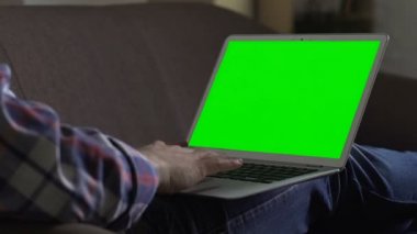 Boş zamanlarında İnternet sörf ile laptop, kanepede oturan erkek serbest meslek