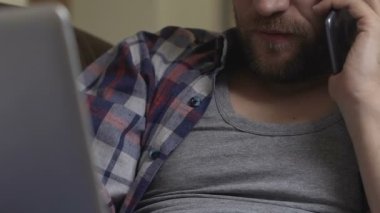 Telefonda konuşmak ve evde, stres laptop çalışma rahatsız sakallı erkek