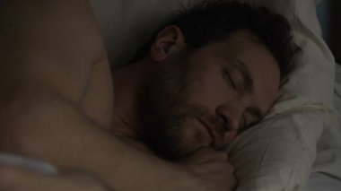 Açık ağız, sağlıklı uyku nefes sakin sakallı adam yatakta, uyku