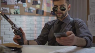 Profesyonel destek telefon ederken, ceza şüphelenen polis