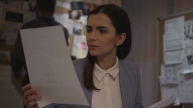 Kadın dedektif tanık açıklama dosyası Office, analiz dikkatle okuma