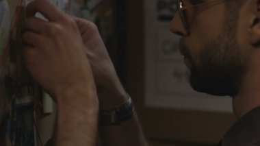 Soruşturma kurulu üzerinde kırpma, bilgilerini kontrol Dedektif pimleri gazete