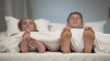 Uyku tırmalamak onun ayak, çift rahatlatıcı yatak, mantar önleyici sprey etkisi kadın