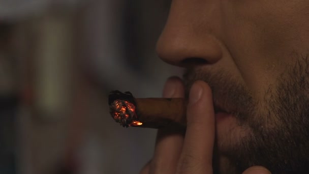 Selbstbewusster Bandit, Zigarre rauchend und Raub planend, Gesicht aus nächster Nähe, Gefahr — Stockvideo