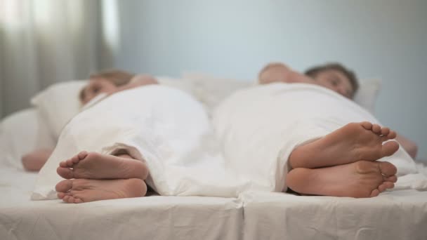 Echtpaar liegen rug aan rug kijken elkaar boos, ruzie in bed — Stockvideo