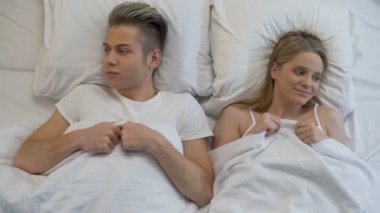 Mutlu bir şekilde gülümseyerek ilk cinsel deneyiminden sonra sevişme yatakta, yatan kadın ve erkek