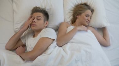 Gülümseyen ve el ele, beraber yatakta, uyanma gençler ilk aşk