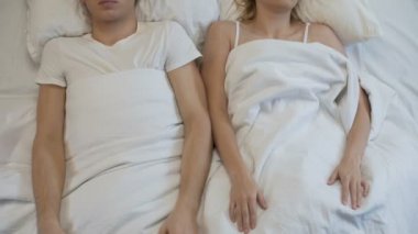 Evli ve kocası yatakta, mücadele üzerinde uyku yer rahatsızlık hissi