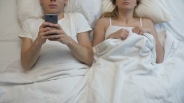 Smartphone oyun yatakta, erkek kız, kaç sorun yok sayılıyor