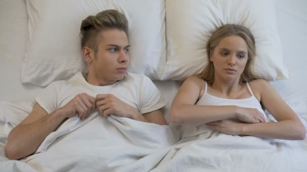 Молода дружина виглядає незадоволеною досвідом першого сексу, сором'язливий хлопець — стокове відео