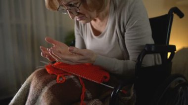 Çaresizce tekerlekli sandalyede ağlayan Bayan arıyorum tokalaşırken çaresizlik içinde emekli