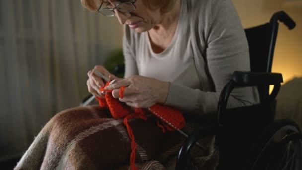 Vecchia donna che lavora a maglia si sente disperata di stringere le mani malattia, disperazione — Video Stock