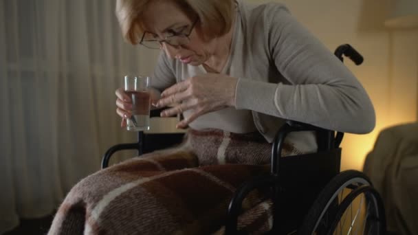 メスの患者アルツハイマー病に苦しんでいる、絶望的な薬を服用しようとしています。 — ストック動画