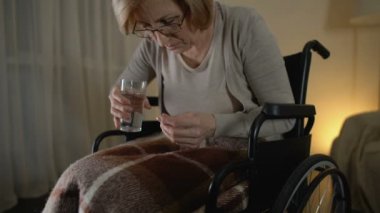 Yaşlı kadın ile tokalaşırken, tekerlekli sandalye alarak hap bakım evinde hayatını