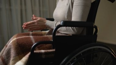 Geçersiz kadın evde yaşlı, sadaka Vakıflar için tekerlekli sandalyede hareket