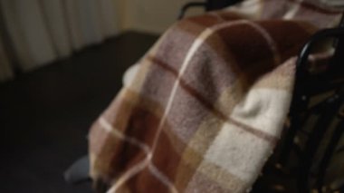 Bakım evi Oda, sakatlık, duran eski tekerlekli sandalye kadın gönüllü