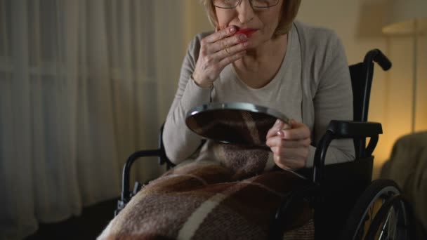 Deprimerad gammal dam smetar läppstift över hela ansiktet, gråter för förlorad ungdom — Stockvideo