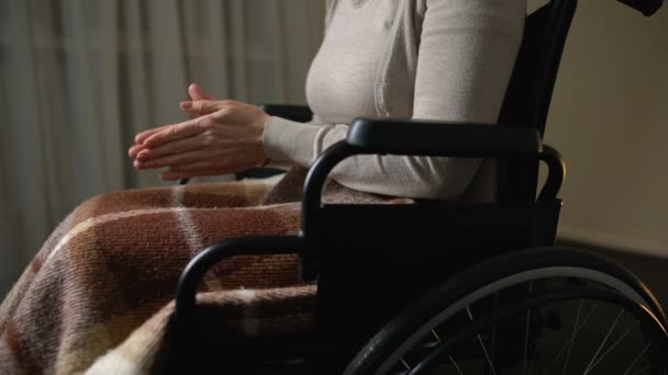 Mujer inválida que se mueve en silla de ruedas en casa para ancianos, fundaciones de caridad — Vídeo de stock