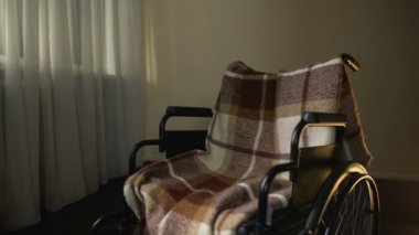 Kızı okşayarak boş tekerlekli sandalye üzüntü ile anne hatırlayarak vefat