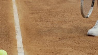 Bayan şakacı tenis topu raket ve bacak, etkin açık egzersiz kullanarak yükseltir