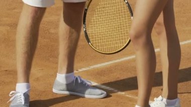 İki tenis oyuncu sahada, bahsediyoruz ve ortak çıkarları tartışıyor kadın