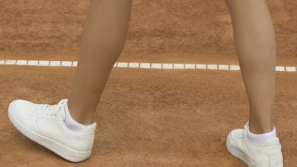 Sexy dame in kort rokje voorbereiden op het spelen van tennis, swingende racket, close-up — Stockvideo