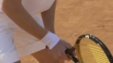 Bekleyen top ve raket tutarak tenis kortunda sporcu spor aktivite