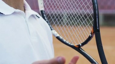 Aktif yaşamdan zevk tenis topu, hizmet için hazırlık yakışıklı erkek atlet