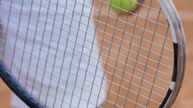 Antrenör tenis topu hizmet doğru gösterilmiştir, önem veriyor, raket ortasına