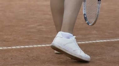 Topu kısa etekli garson genç kadın tenis, oynamaya seksi bacaklar ile yakın çekim