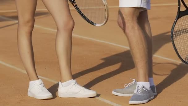Теннисисты говорят на корте, спортивная обувь для спортсменов, ноги крупным планом — стоковое видео