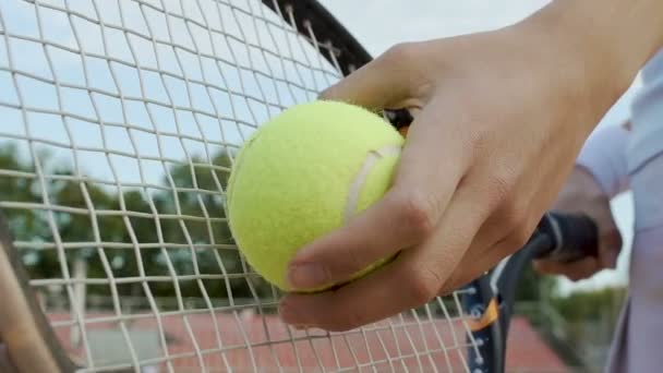 Femme confiante sert balle de tennis, désir de gagner, vue du bas — Video