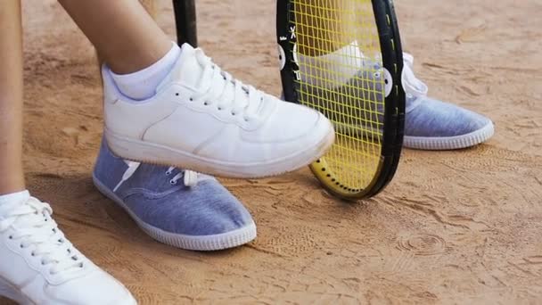 Sportovci, sedí na lavičce nervózní, čekání na tenisový zápas, nohy zblízka — Stock video