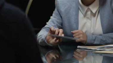 Polis suç kurban fotoğraf için gösterilen ve reaksiyon, beden dili kontrol