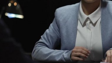 Cinayet mahallinde bulunan parmak izleri ile suç kanlı bıçak için gösterilen Dedektif
