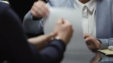 Kadın avukat tanıklık Polis Teşkilatı, imza atmayı şüpheli erkeğe veriyor