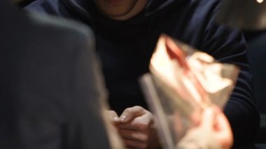 Katil soruşturma yöntemleri suç mahallinden kanıt bıçak görmek için şok